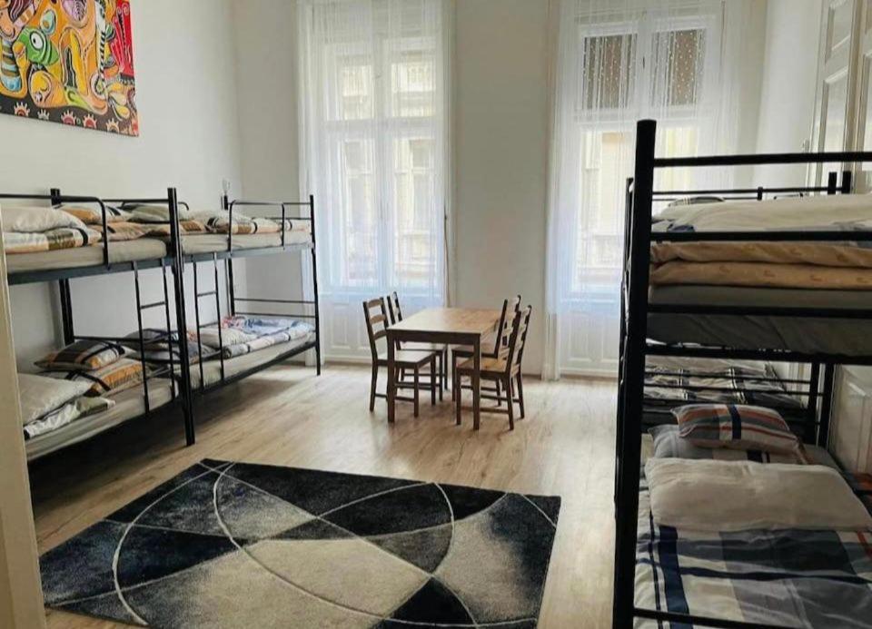 Ejjeli Majom Hostel Будапешт Экстерьер фото